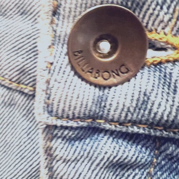 Billabong-Women's Cuffed Distressed Denim/Jean shorts-Size 28-Two Tone /Frayed - Picture 5 of 11